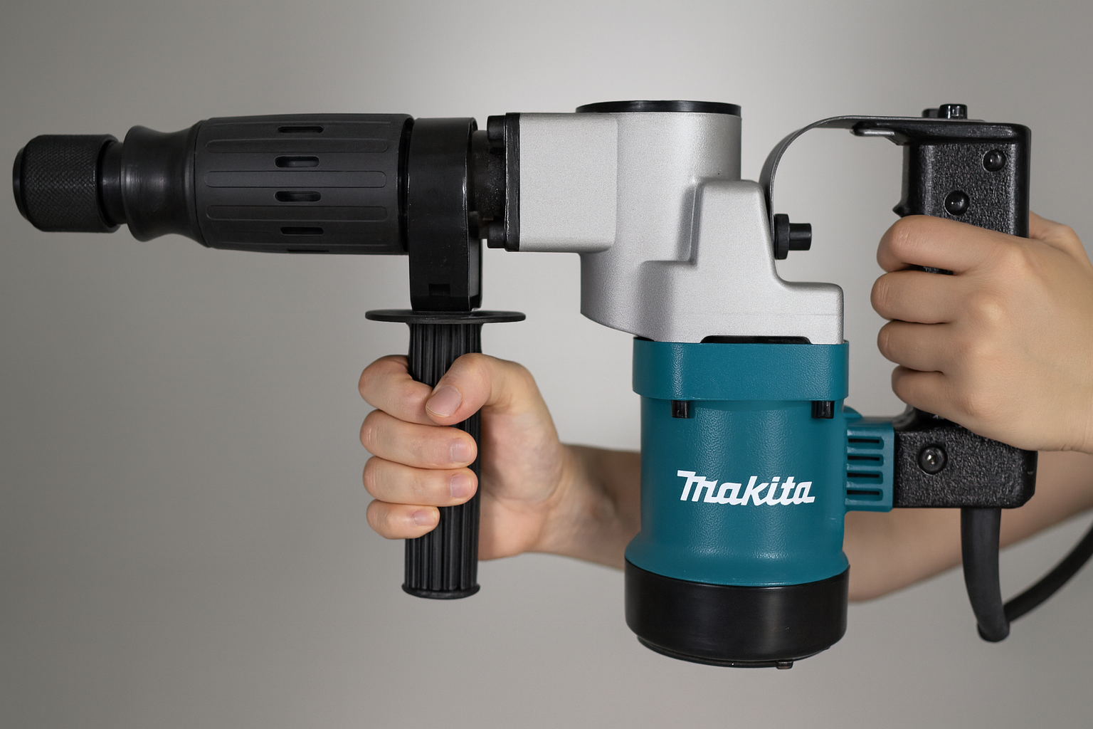 Makita Bušilica / Štemalica 900W – Snaga koja ruši prepreke!