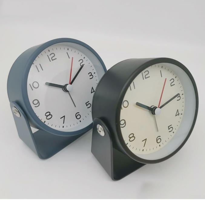 ⏰ VINTAGE TIHI STOLNI SAT SA KLATNOM – ELEGANCIJA KOJA PRIVLAČI POGLEDE!
