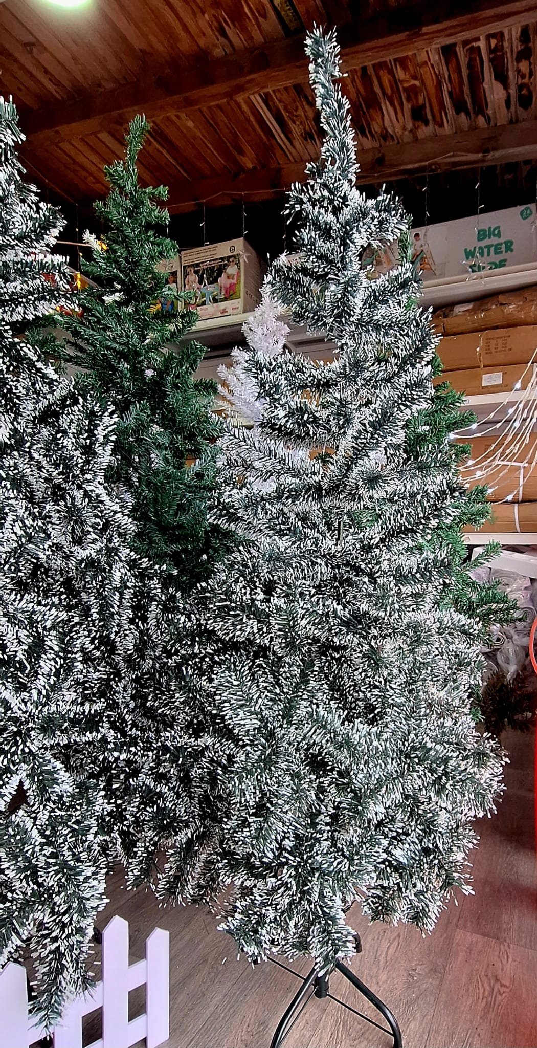 ❄️ Snježna Božićna Jelka – Pahuljasti Zimski Efekat za Čarobne Praznike