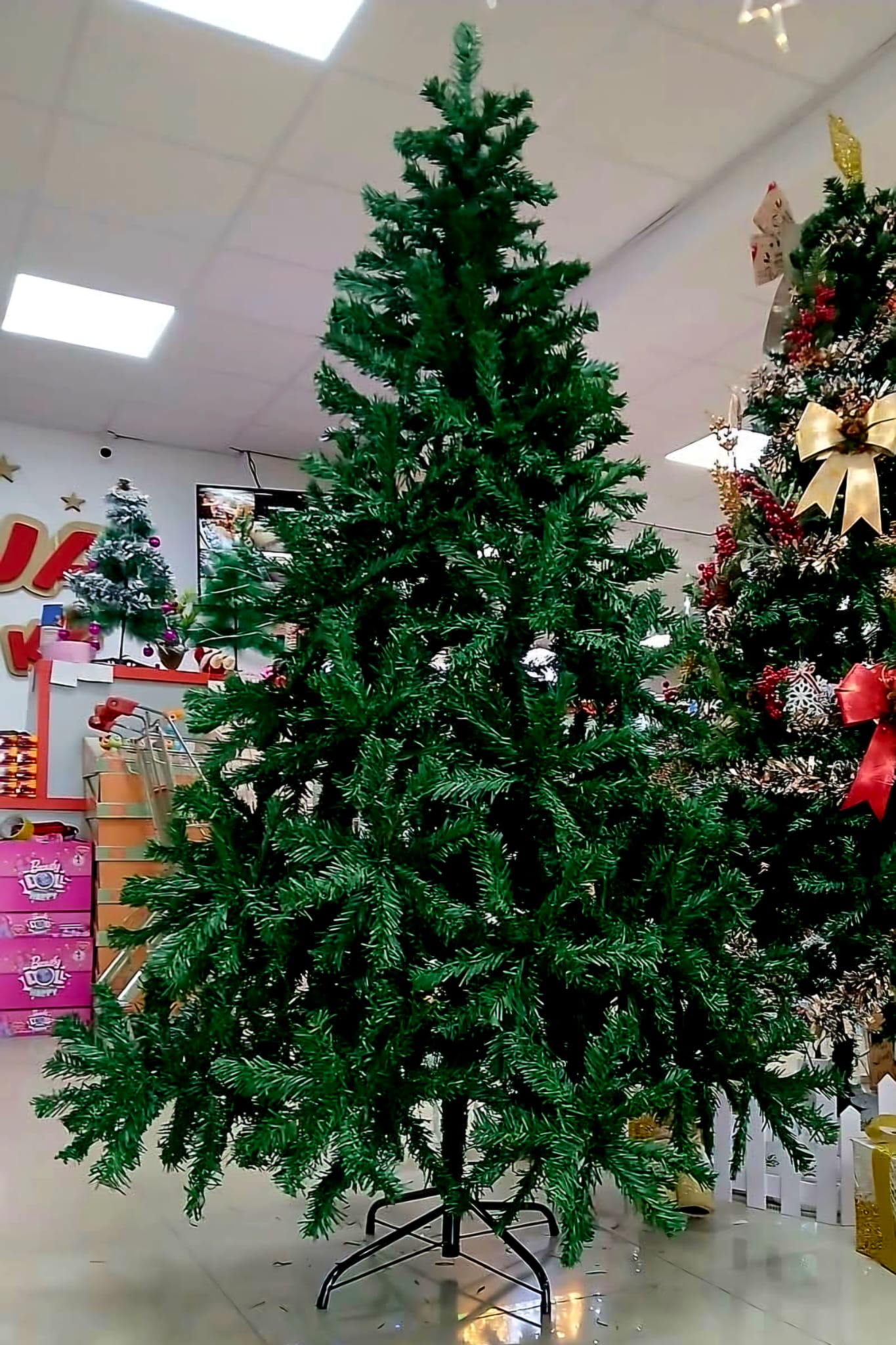 Zelena Jelka za Praznike – Savršena Božićna Atmosfera u Svakom Domu