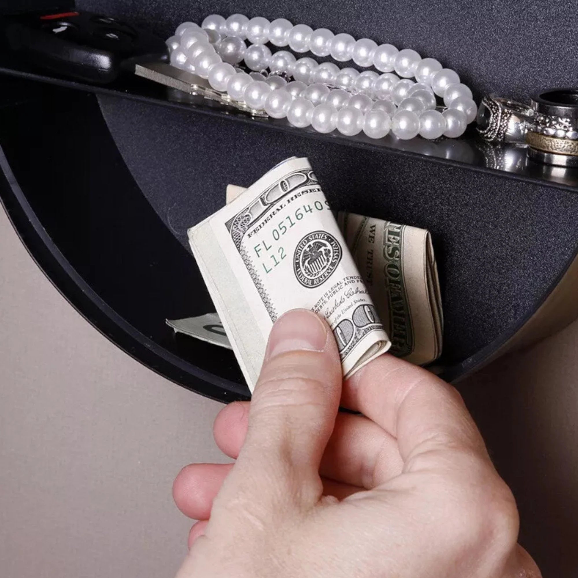 Zidni Sat Sef – Diskretan Čuvar Vaših Dragocjenosti